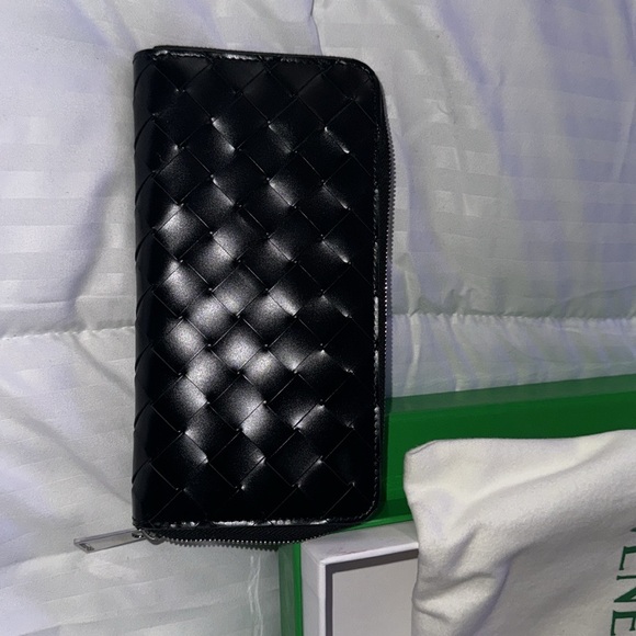 Authentic bottega veneta wallet black comes with box ,Dust bag - Picture 2 of 4